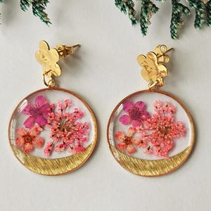 Handgemaakte harsoorbellen: echte roze gedroogde bloemen, gouden lijsten