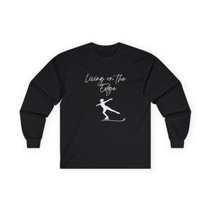 Camiseta de patinação artística Living on the Edge (letras brancas) | Camisa de manga comprida de algodão ultra | Roupas de patinação no gelo | Presente para patinadores.