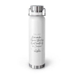 Erinnerung, Eiskunstlauf ist nur zu Fuß in Schreibschrift (schwarze Schrift), 22 oz. Kupfer-Vakuum-Isolierflasche | Skater Geschenk.