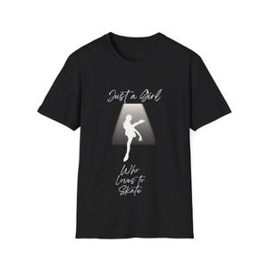 Camiseta unissex estilo soft Just a Girl Who Loves to Skate | Camiseta de patinação artística | Roupas para meninas skatistas | Presente de patinação no gelo.
