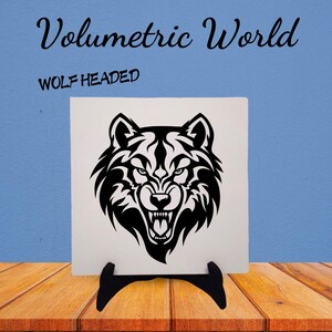 Könnte beinhalten: Eine schwarze und weiße Keramikfliese mit einem Wolfskopf-Design. Die Fliese steht auf einem Holzständer und trägt den Text "Volumetric World" und "Wolf Headed".