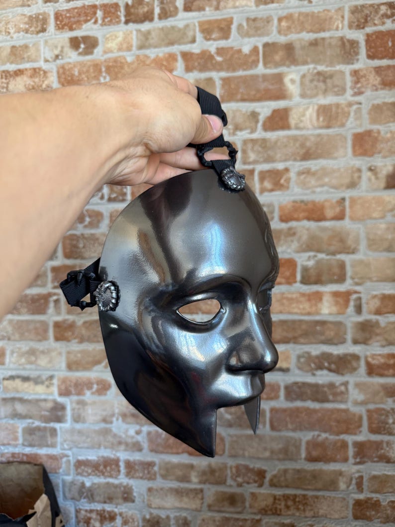 Masque Ghost Nameless Ghoul - Édition Skeletá (finition métallique personnalisée) - Masque inspiré image 3