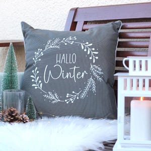 Outdoor Kissen wetterfest: Hallo Winter | 45x45 cm mit Füllung | Geschenkideen Weihnachten | Winterdeko & Weihnachtsdeko außen | Dekokissen