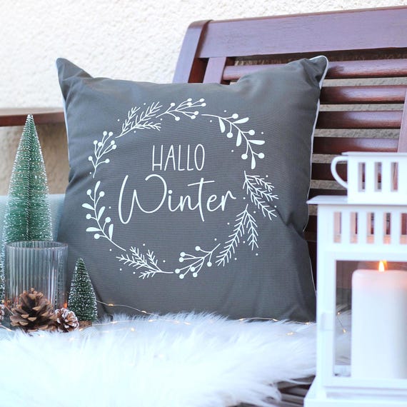 Outdoor Kissen wetterfest: Hallo Winter | 45x45 cm mit Füllung | Geschenkideen Weihnachten | Winterdeko & Weihnachtsdeko außen | Dekokissen