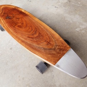 Live Edge Walnut + Metal Longboard/ Skateboard, Pieza de arte, Decoración del hogar, Arte de garaje, Absolutamente impresionante