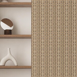 Puede incluir: Exhibici&oacute;n de objetos decorativos minimalistas en estantes de madera, que incluyen jarrones y esculturas de cer&aacute;mica blancos y beige. Un panel tejido de color marr&oacute;n claro proporciona un contraste de textura. La est&eacute;tica general es moderna y minimalista.