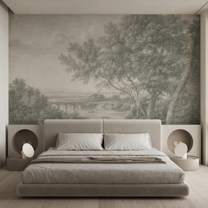 Könnte beinhalten: Schlafzimmer mit einem großen Bett und einem Wandbild als Kopfteil. Das Wandbild zeigt eine graustufige Darstellung einer Brücke über einem Fluss, umgeben von Bäumen. Zwei Nachttische mit Lampen befinden sich auf beiden Seiten des Bettes.