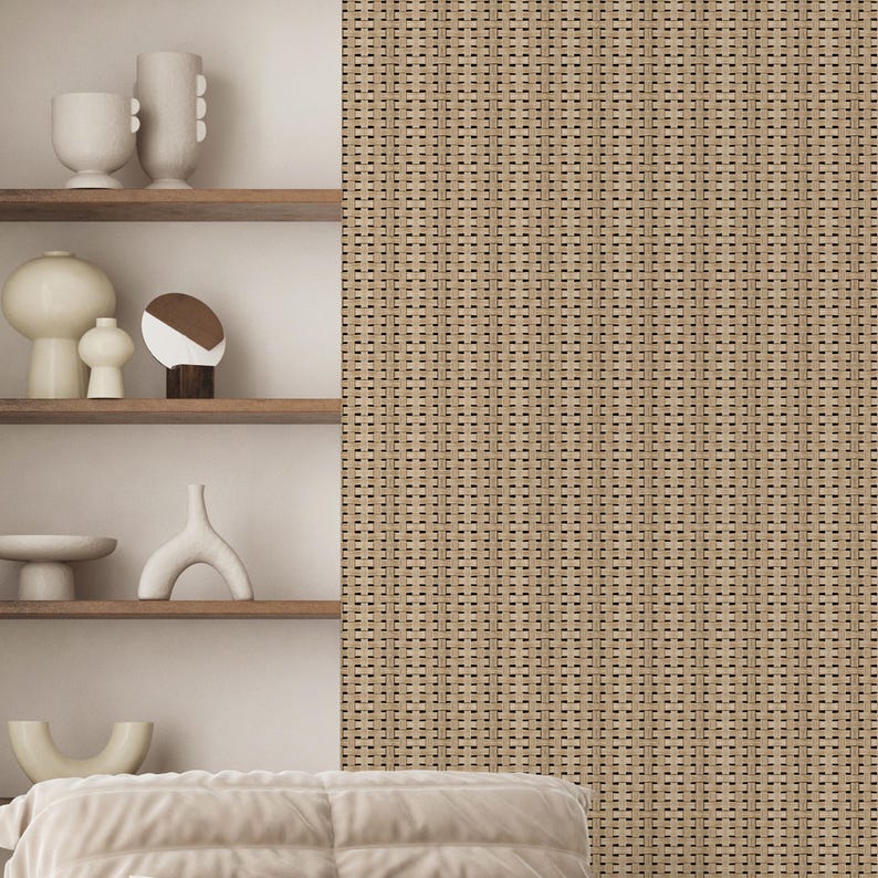 Puede incluir: Exhibici&oacute;n de objetos decorativos minimalistas en estantes de madera, que incluyen jarrones y esculturas de cer&aacute;mica blancos y beige. Un panel tejido de color marr&oacute;n claro proporciona un contraste de textura. La est&eacute;tica general es moderna y minimalista.