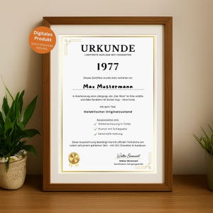 Könnte beinhalten: Ein gerahmtes Zertifikat mit dem Text "URKUNDE" und "1977". Das Zertifikat ist auf Deutsch und hat goldene Akzente und ein goldenes Siegel. Der Text enthält "Max Mustermann" und Details über ein "Star Wars"-Erlebnis.