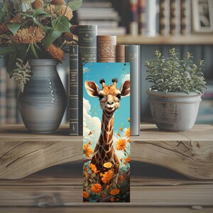 Lesezeichen mit einer Giraffe hinter Blumen. Die Lesezeichen stehend vor Büchern auf einem Holztisch, umgeben von Topfpflanzen und Büchern.