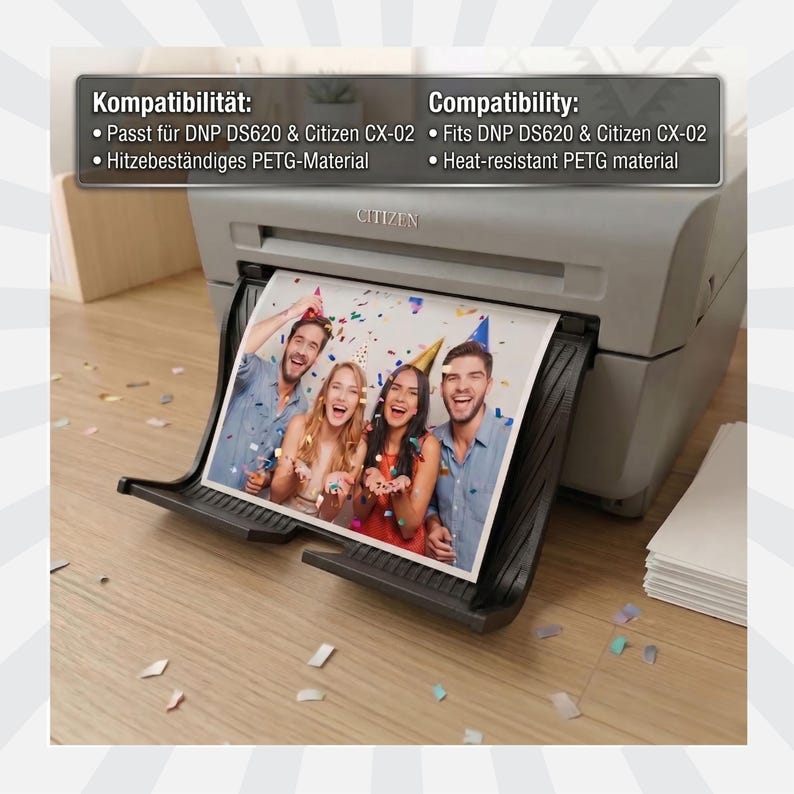 Auffangschale für DNP DS620 montiert an einem grauen Fotodrucker, ein fertiges Foto liegt darin