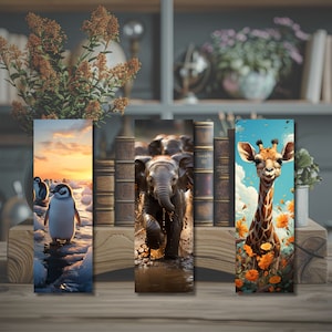 Set von drei Lesezeichen mit Tieren. je mit einem Pinguin, Elefant und einer Giraffe. Die Lesezeichen sind vor Büchern und verschiedenen Pflanzen platziert.