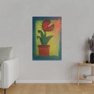 以下が含まれることがあります： 赤いハエトリソウの植物が描かれた絵画。緑色の茎と葉が茶色の鉢に入っています。植物は黄色い背景に青い枠で囲まれています。