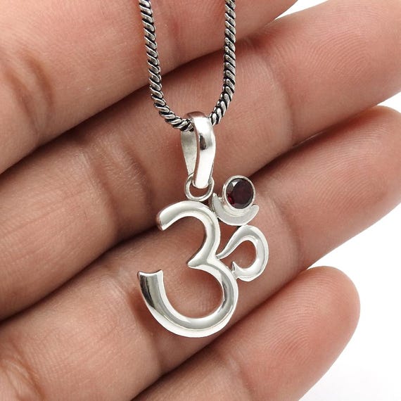 1月の誕生石3個の手作りシルバーペンダント。 1月の誕生石3個の手作り