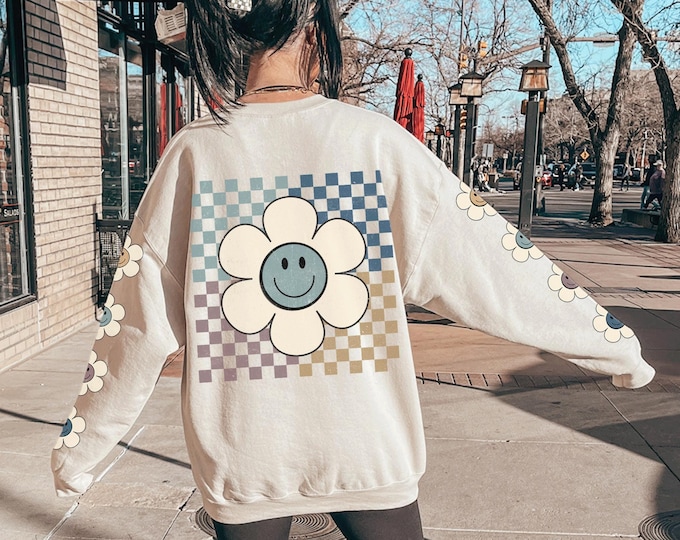 Retro Daisy Flower Sweatshirt Trendy Oversized Crewneck Trendy Gift for Friend Positive Vibes Shirt Checkered Aesthetic Happy Face Shirt