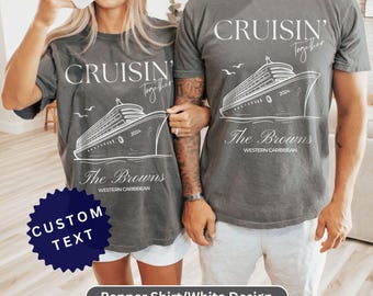 Op de afbeelding: Twee grijze T-shirts met een wit ontwerp van een cruiseschip en de tekst "CRUISIN' Together" en "The Browns Western Caribbean".