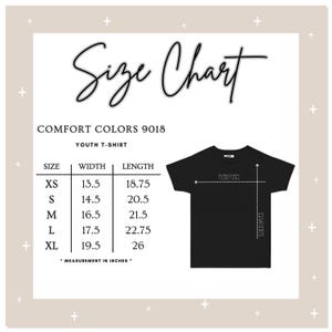 Puede incluir: Una tabla de tallas para una camiseta juvenil Comfort Colors 9018. La tabla incluye medidas en pulgadas para el ancho y el largo, que van desde la XS hasta la XL. Un gr&aacute;fico de camiseta negra ilustra c&oacute;mo medir el ancho y el largo.
