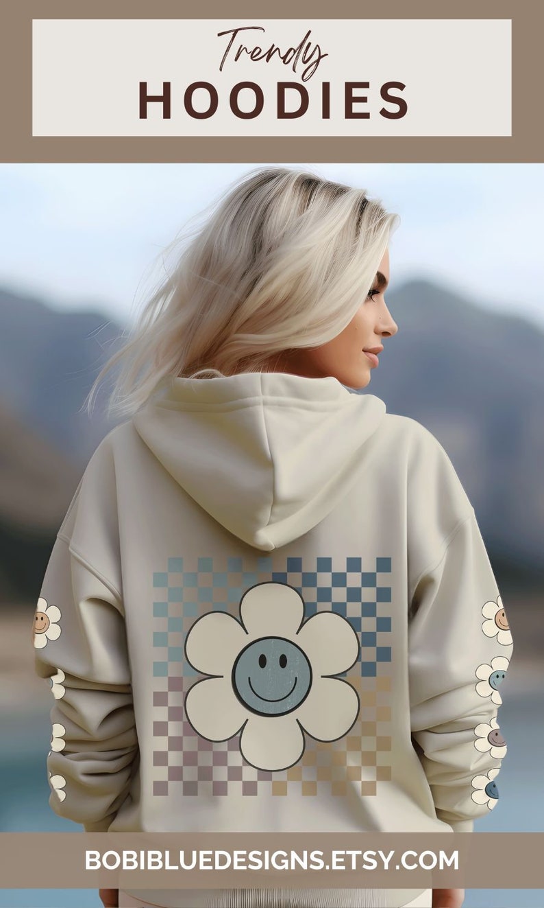 K&ouml;nnte beinhalten: Ein beiger Hoodie mit einem karierten Muster und einem gro&szlig;en l&auml;chelnden Blumenmotiv auf der R&uuml;ckseite. Die &Auml;rmel haben kleinere l&auml;chelnde Blumenmotive. Der Text "BOBIBLUEDESIGNS.ETSY.COM" befindet sich am unteren Rand des Bildes.