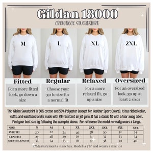 Op de afbeelding: Een maattabel voor Gildan 18000 crewneck sweatshirts. De tabel toont de verschillende beschikbare maten, van S tot 5XL, en de bijbehorende afmetingen in inches voor breedte, lengte en mouwlengte. De tabel bevat ook een beschrijving van de pasvorm voor elke maat: Fitted, Regular, Relaxed en Oversized.