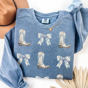 Coquette Cowgirl Sweatshirt Bow Shirt Comfort Colors Toile de Jouy Trending Sweatshirt Coquette Aesthetic Cute Mom Gift Blue Bow Sweatshirt
