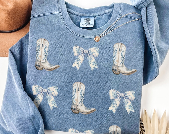 Coquette Cowgirl Sweatshirt Bow Shirt Comfort Colors Toile de Jouy Trending Sweatshirt Coquette Aesthetic Cute Mom Gift Blue Bow Sweatshirt