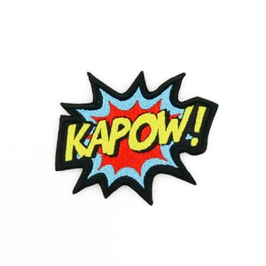 Peut inclure: Patch brodé noir et blanc avec un effet sonore de bande dessinée "KAPOW!" rouge et jaune dans une forme d'étoile bleue et blanche.