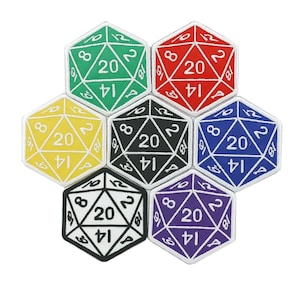 Może przedstawiać: Zestaw sześciu dwudziestościennych kości do gry w różnych kolorach: zielonym, czerwonym, żółtym, czarnym, niebieskim i fioletowym. Każda kość ma białe liczby na ściankach.
