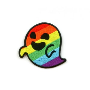 Può includere: Toppa ricamata a forma di fantasma sorridente con i colori dell'arcobaleno.