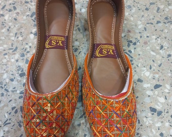 Chaussures khussa perlées, chaussures plates pour mariée bohème, chaussures traditionnelles indiennes, jutties pour mariage, chaussures sans lacets pour femmes | shopnbutik Maison | Etsy