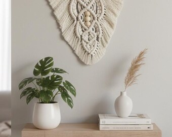 Artículos para el hogar: Colgante de pared de hojas y plumas de macramé hecho a mano: decoración bohemia personalizada en dos tonos