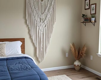 Tapiz de macramé extragrande hecho a mano con diseño de cascada de madera flotante.