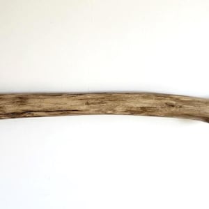 34-inch staaf met drijfhout, satijnen afwerking – verweerd tapijt / macraméhanger • Rustieke muurkunst en decoraccent