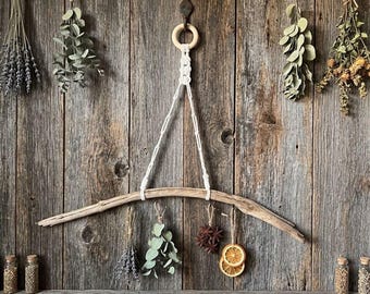 Tendedero artesanal de madera flotante para secar hierbas y flores con nudos Josephine de macramé – 6 ganchos de bronce