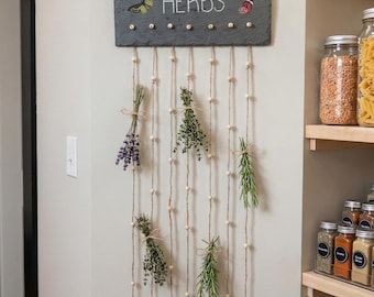 Tendedero de hierbas para colgar en la pared con cuentas de pizarra y yute