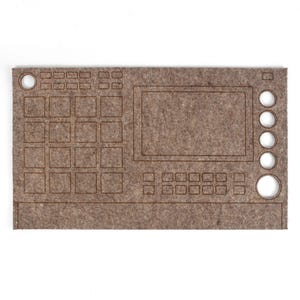 Peut inclure: Une découpe en feutre marron d'un échantillonneur de musique avec un écran, des boutons et des boutons. La découpe est conçue pour être utilisée comme un projet d'artisanat.