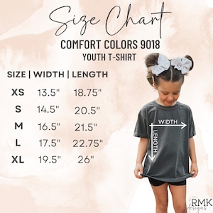 Puede incluir: Una tabla de tallas para una camiseta juvenil Comfort Colors 9018. La tabla enumera las tallas de XS a XL con las medidas de ancho y largo en pulgadas. Un diagrama en la camiseta indica c&oacute;mo medir el ancho y el largo de la prenda.