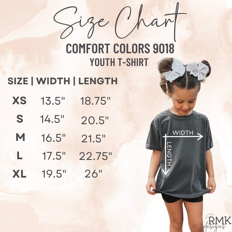 Puede incluir: Una tabla de tallas para una camiseta juvenil Comfort Colors 9018. La tabla enumera las tallas de XS a XL con las medidas de ancho y largo en pulgadas. Un diagrama en la camiseta indica c&oacute;mo medir el ancho y el largo de la prenda.