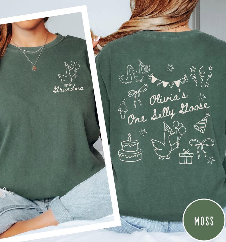 Op de afbeelding: Mosgroen sweatshirt met witte afbeelding van een gans met ballonnen en de tekst "Grandma" op de voorkant. De achterkant heeft een gans met een feesthoed, taart en de tekst "Olivia's One Silly Goose".