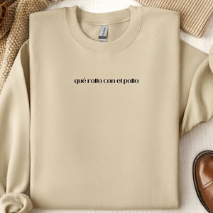 Que Rollo Con El Pollo Sweatshirt, Funny Spanish Saying Sweater, Regalo Para Hombre, Funny Mexican Sweater, Sarcastic Latina Latino Sweater