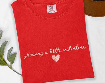 Camiseta de anuncio de embarazo para San Valentín: Camiseta de embarazo "Creciendo un pequeño San Valentín"