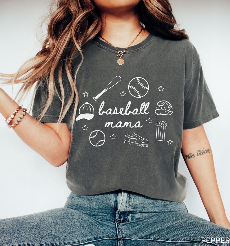 Puede incluir: Una camiseta gris con un dise&ntilde;o gr&aacute;fico blanco de equipo de b&eacute;isbol y el texto "baseball mama".
