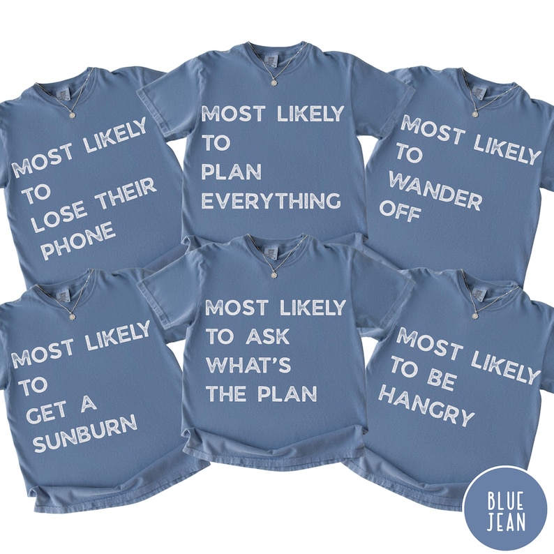 Puede incluir: Seis camisetas azules de cuello redondo con texto blanco desgastado. Las camisas muestran las frases: Most Likely To Lose Their Phone, To Plan Everything, To Wander Off, To Get A Sunburn, To Ask What's The Plan y To Be Hangry. Un c&iacute;rculo azul dice Blue Jean.