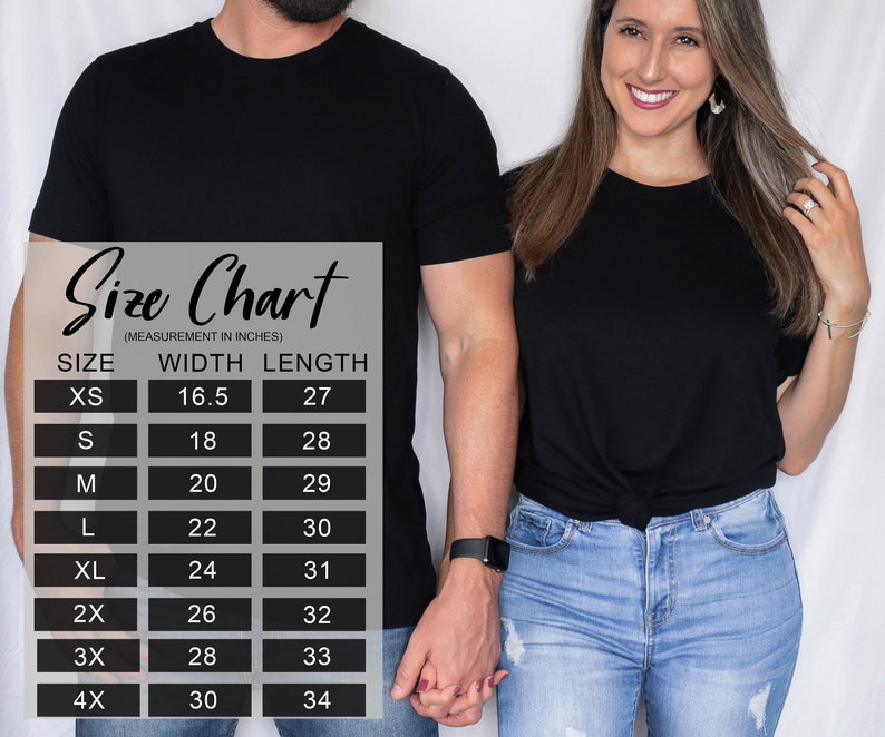 Pu&ograve; includere: Una tabella delle taglie per t-shirt nera con misure in pollici, che elenca le taglie dalla XS alla 4X con le relative dimensioni di larghezza e lunghezza. La tabella mostra valori di larghezza da 16,5 a 30 pollici e lunghezza da 27 a 34 pollici.