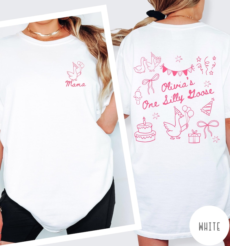 Op de afbeelding: Wit T-shirt met roze afbeeldingen. De voorkant heeft een gans met ballonnen en het woord "Mama". De achterkant toont "Olivia's One Silly Goose" met gans, taart en feestversieringen. "WHITE" staat onderaan.