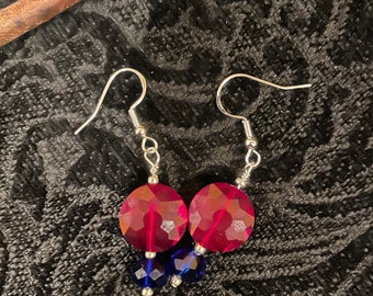 Glamour ton bijou : boucles d'oreilles en verre rouge rubis et bleu saphir