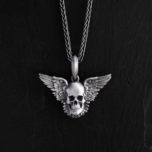 Victoria Super Mortem Silver Pendant | Men&#39;s Latin Motto Necklace | 925 Sterling Inspirational Jewelry Gift | Philosophical Charm Design
