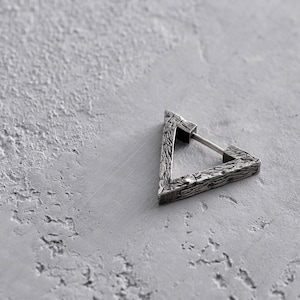 PENDIENTES ÚNICOS, Pendiente de plata para hombres, Pendiente triangular, Pendiente geométrico ligero para hombres, Regalo de pendiente de diseñador de declaración para amigos imagen 9