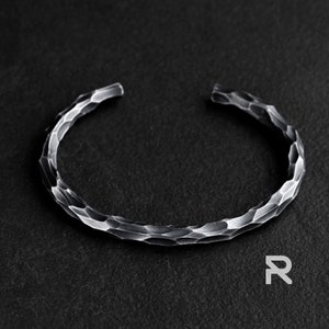 Brazalete ancho de plata esterlina para hombre: elegante y con estilo, perfecto para cualquier ocasión, joyería artesanal con un atractivo clásico y atemporal