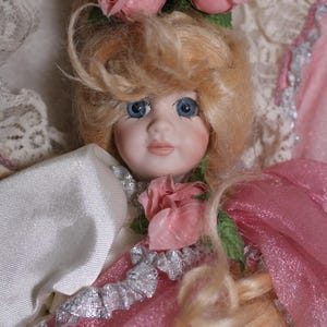 Rosaline Haunted Doll - Bloemen, glamour, positieve energie, schoonheid, liefde, emotionele genezing, vreugde - SpiritWonders
