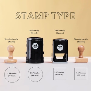 K&ouml;nnte beinhalten: Vier verschiedene Arten von Stempeln mit Selbsttinte und Holzgriff. Die Stempel sind alle schwarz und haben ein wei&szlig;es Logo mit der Aufschrift "CREATIVES". Die Stempel haben einen Durchmesser von 1,57 Zoll (40 mm).